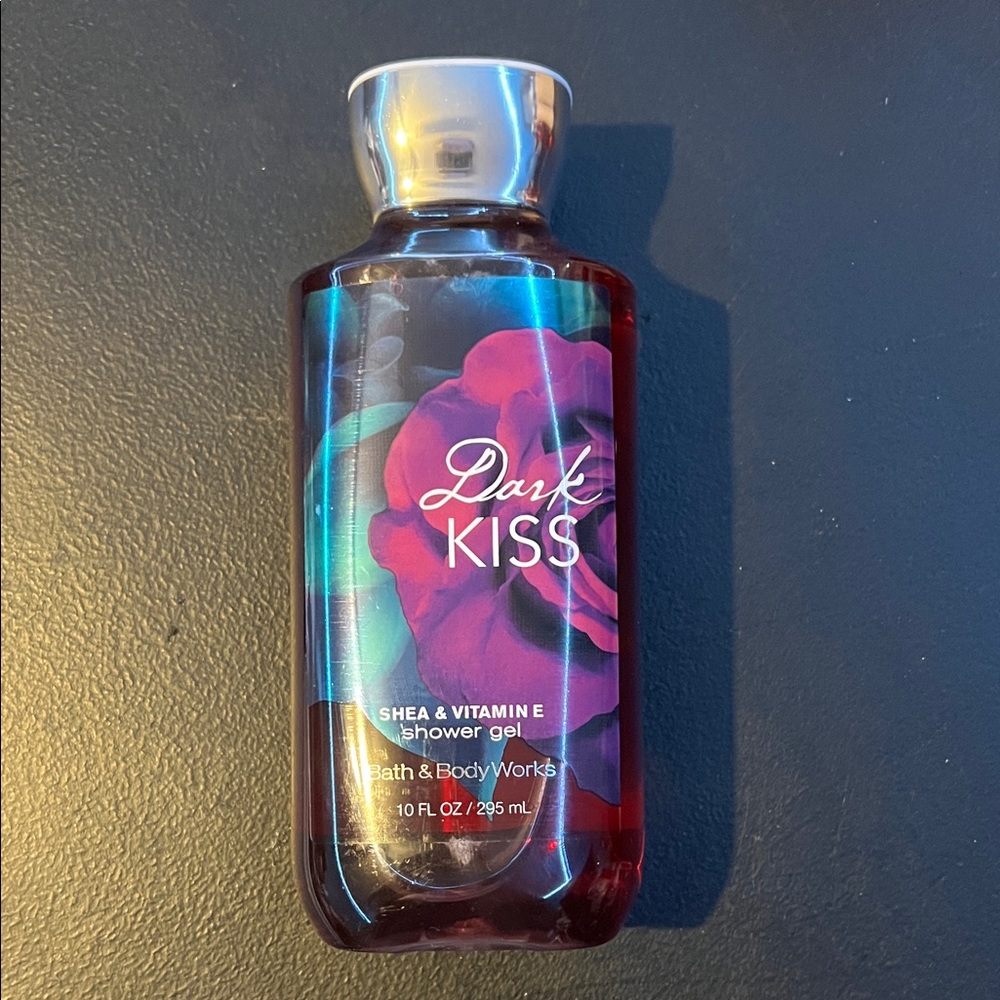 Bath & Body Works Dark Kiss Shower Gel - Red and Purple